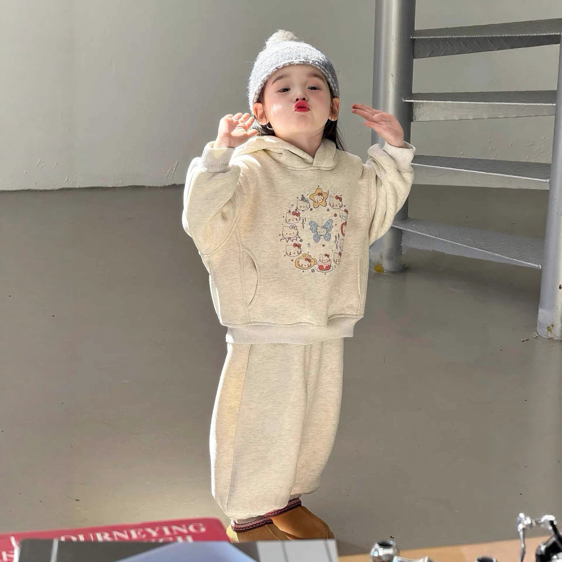 女童加绒kt印花卫衣套装韩版可爱连帽卫衣两件套幼儿园穿搭保暖套