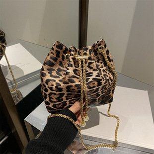 �͹����б��y�鎧ˮͰ����Ů2024�����¿�С���OӋ朗lб���Ů��