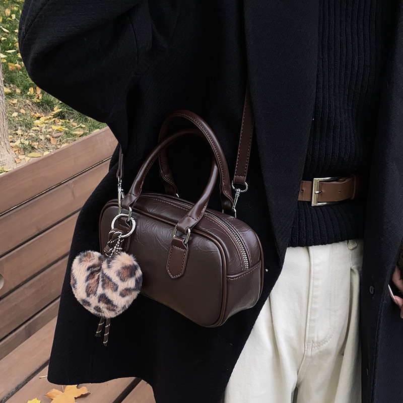 빈티지 예술적 핸드백 2024 겨울 새 가방 통근 여성 가방 인기있는 어깨 가방 간단한 크로스 바디 가방