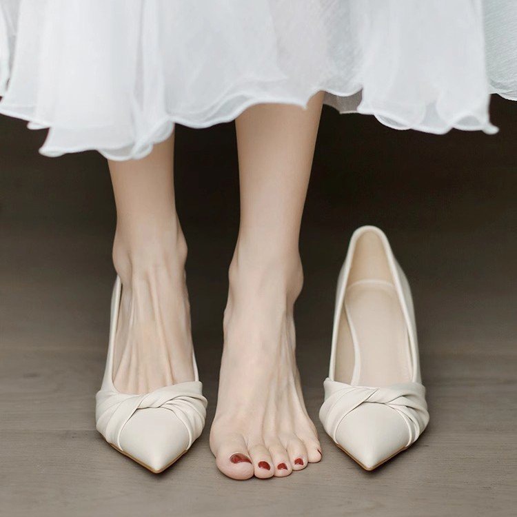 2026 nuevos zapatos de punta francesa nicho estilo de línea zapatos profesionales simples zapatos de tacones altos para viajar