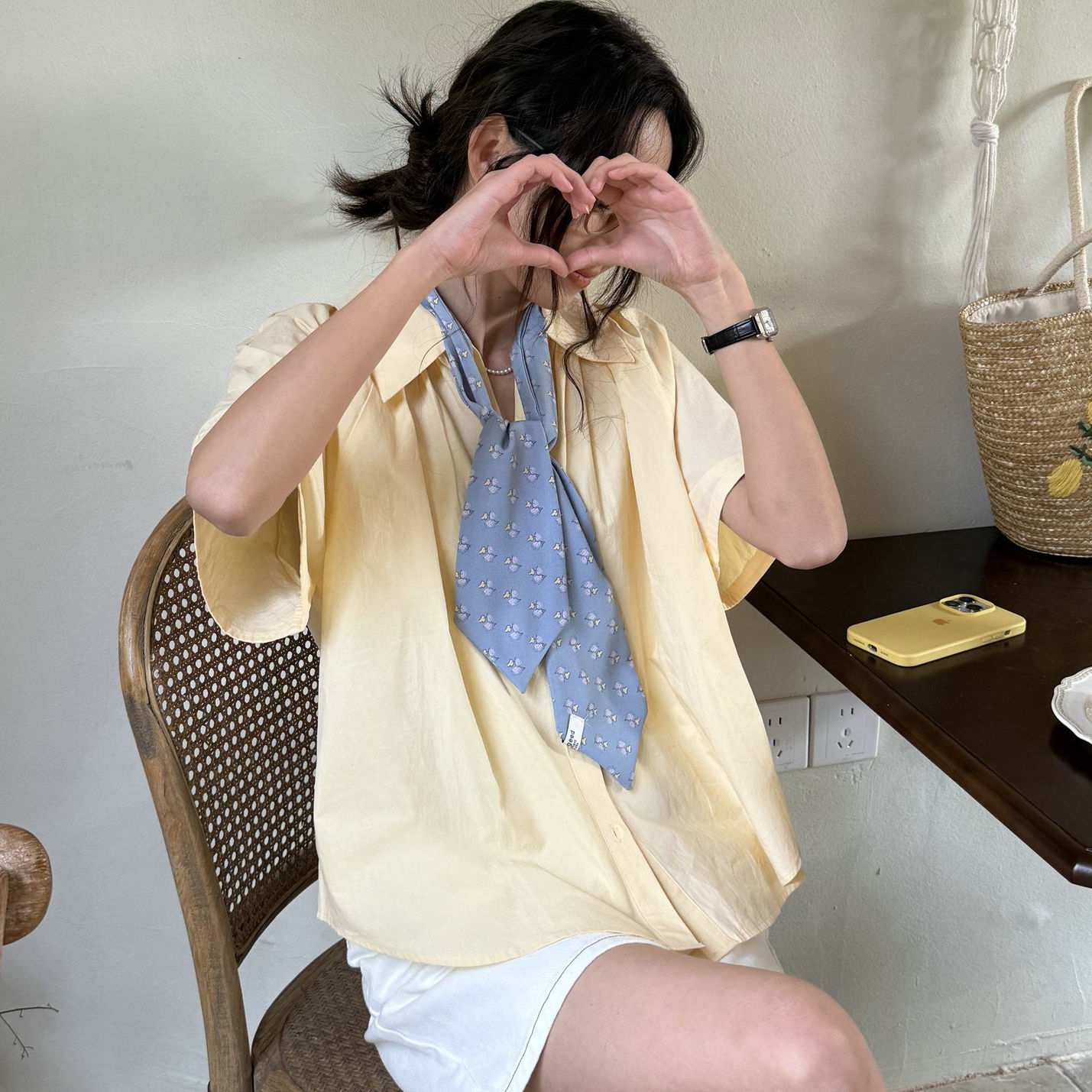 파란색 배경에 작은 동물