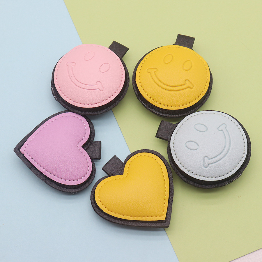 Fabricantes de cuero en stock amor bolsos colgantes de llaveros redondos sonrientes creativos bolsos colgantes de llaveros de automóviles