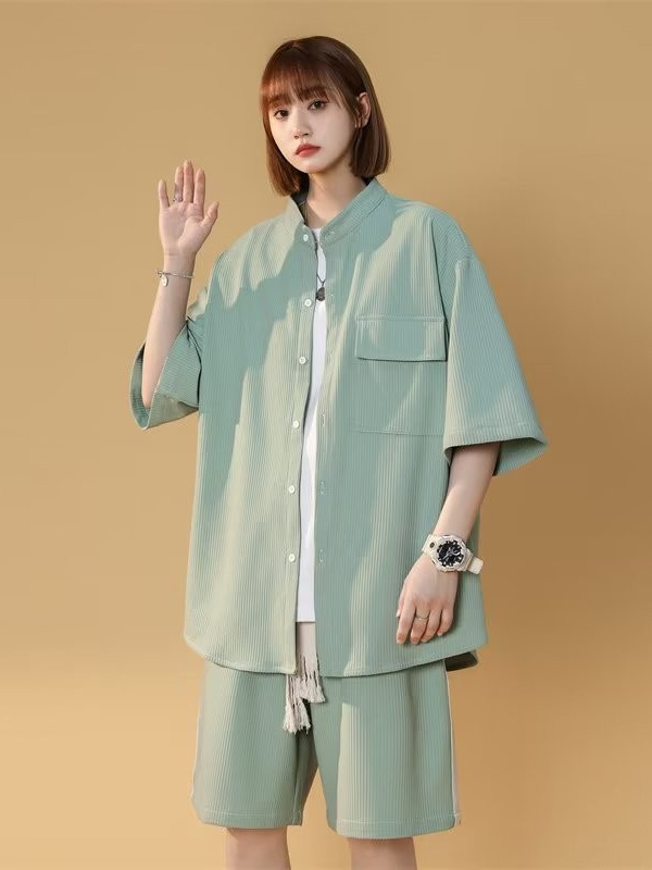 2024 nueva moda estilo de Hong Kong traje de caída de seda de hielo de alta calidad pantalones cortos de camisa de manga corta para hombre estilo de tendencia de control de conjunto para hombre