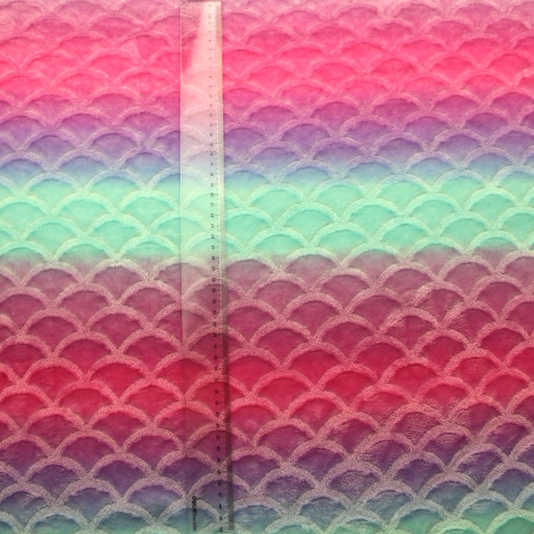 压花印花法兰绒布全涤法莱绒渐变七彩印花鱼鳞波浪喷花法兰绒布料