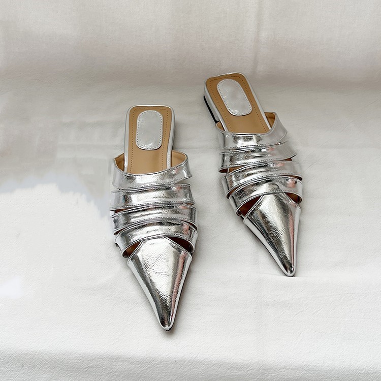 Net rouge même style or bout pointu creux demi pantoufles femmes 2023 été style européen et américain Baotou rétro chaussures plates à talons bas_voghion.com