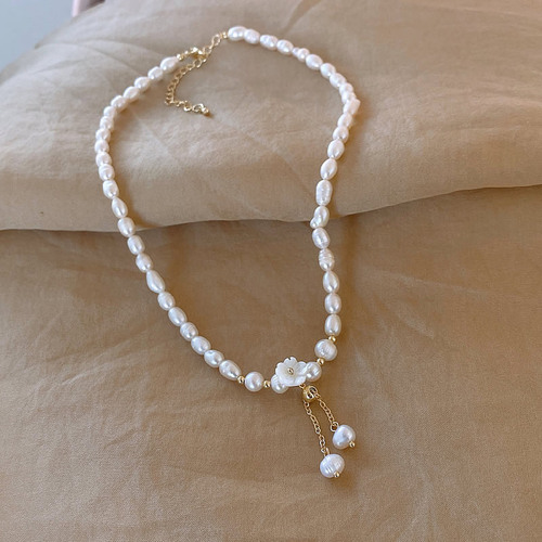 Baroque Freshwater Pearl Necklace Simple and Fashionable Seashell Flower Design Lockchain for Women's Elegance and Vibe, Influencer Accessory