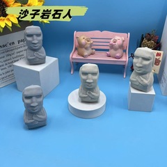 爆発的な爆発が解消された岩の人が子供のおもちゃのオフィスをつまんで、大人がゆっくりと弾み、国境を越えた卸売りを減らそうとしている