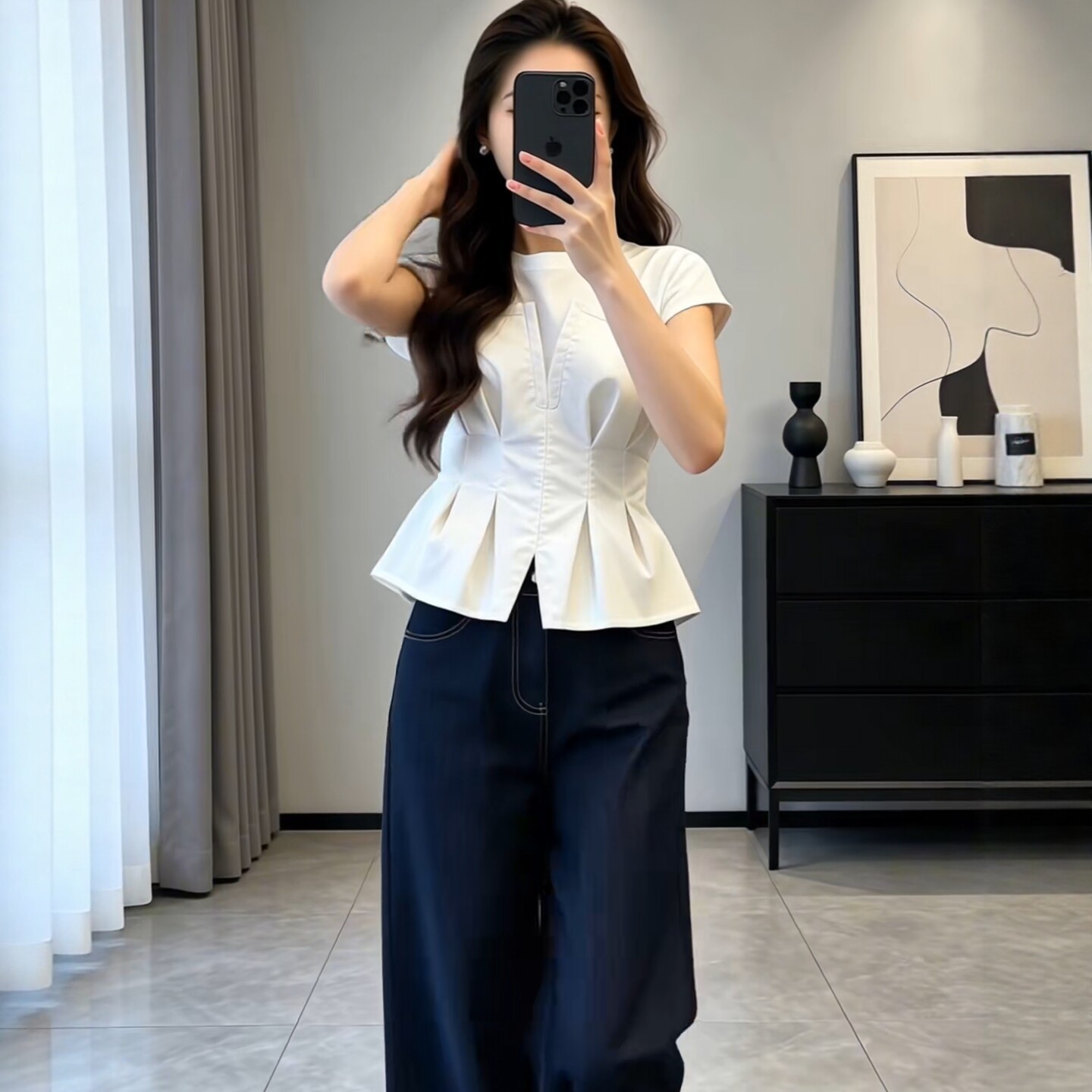 Áo sơ mi nữ giả hai lớp tay ngắn, thiết kế vai vuông, eo thắt dây tạo dáng thon gọn — màu trắng chi tiết 4