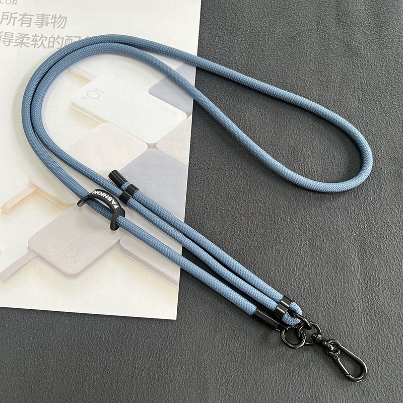 日系8mm携帯電話のストラップは、携帯ケースのストラップに斜めにまたがっています。|undefined