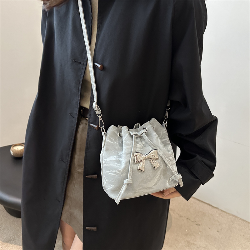 Drawstring fashion bow shoulder mochila 2024 otoño y invierno nuevo estilo versátil bolsas casuales bolsas de cubo para mujeres