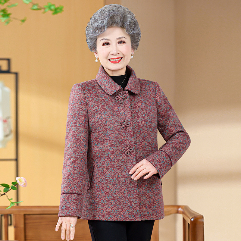 おばあさんの秋の服の毛はコートの中でお年寄りの洋気のお母さんはゆったりと服のおばあさんの女性の春秋のコートに行きます。|undefined