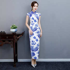 中国风2025复古走秀春款少女旗袍长款优雅纯白色改良年轻款青花瓷