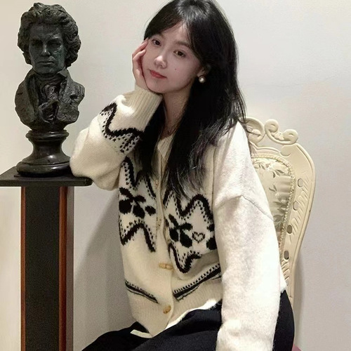 Lace knitting sweater women's cream-colored lapel soft and gentle lazy chic design for petite figures