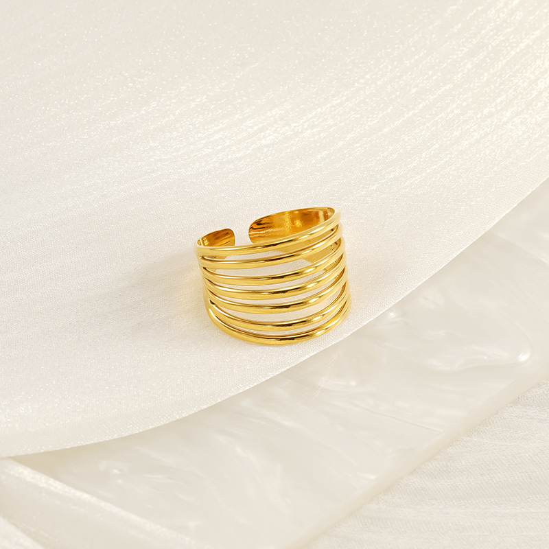 Nuevo anillo abierto geométrico hueco de lujo ligero europeo y americano transfronterizo, femenino, anillo de acero de titanio dorado de 18k, femenino