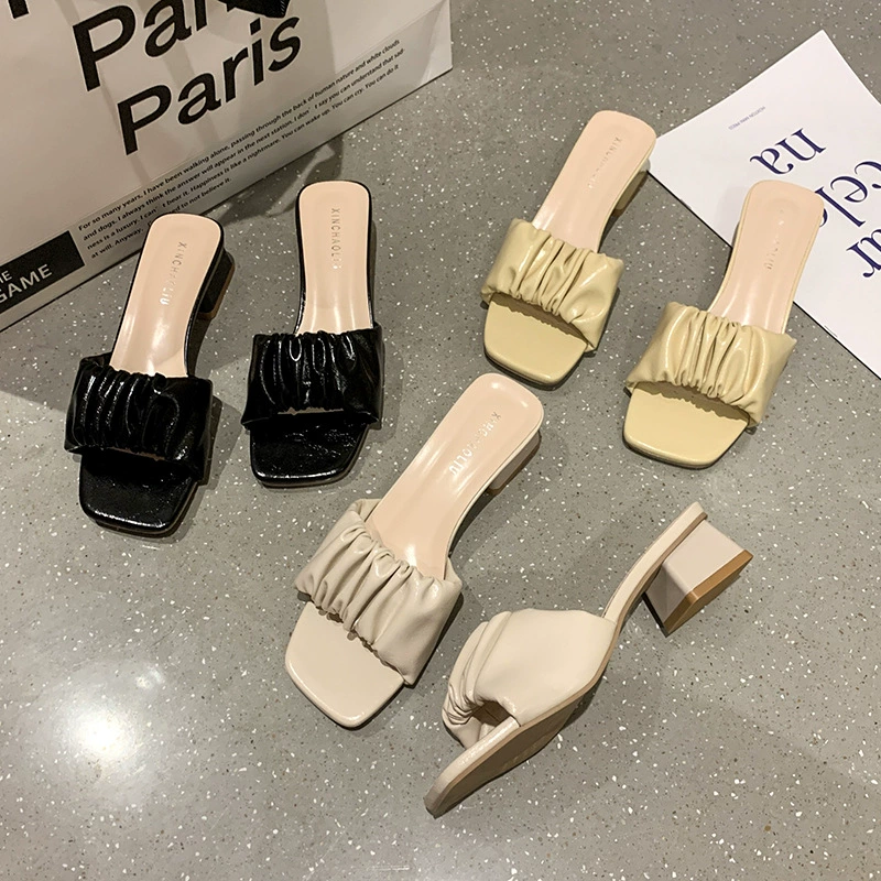 Модные плиссированные шлепанцы 2025, новые женские летние уличные шлепанцы в стиле Гонконг, модные на массивном каблуке, открытые пляжные шлепанцы от производителя