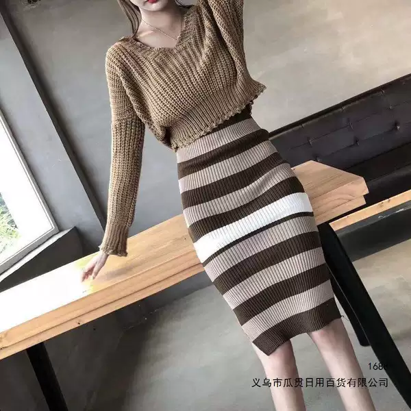 2026 Autumn/Winter New Korean Style Retro HyunA Two-Piece Set: V-Neck Versatile Short Sweater + Striped Dress