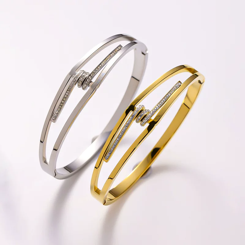 Браслет из нержавеющей стали, можно мыть, не выцветает.