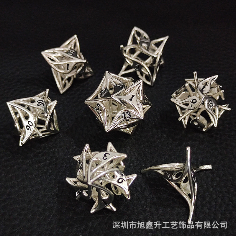 Personajes negros de plata