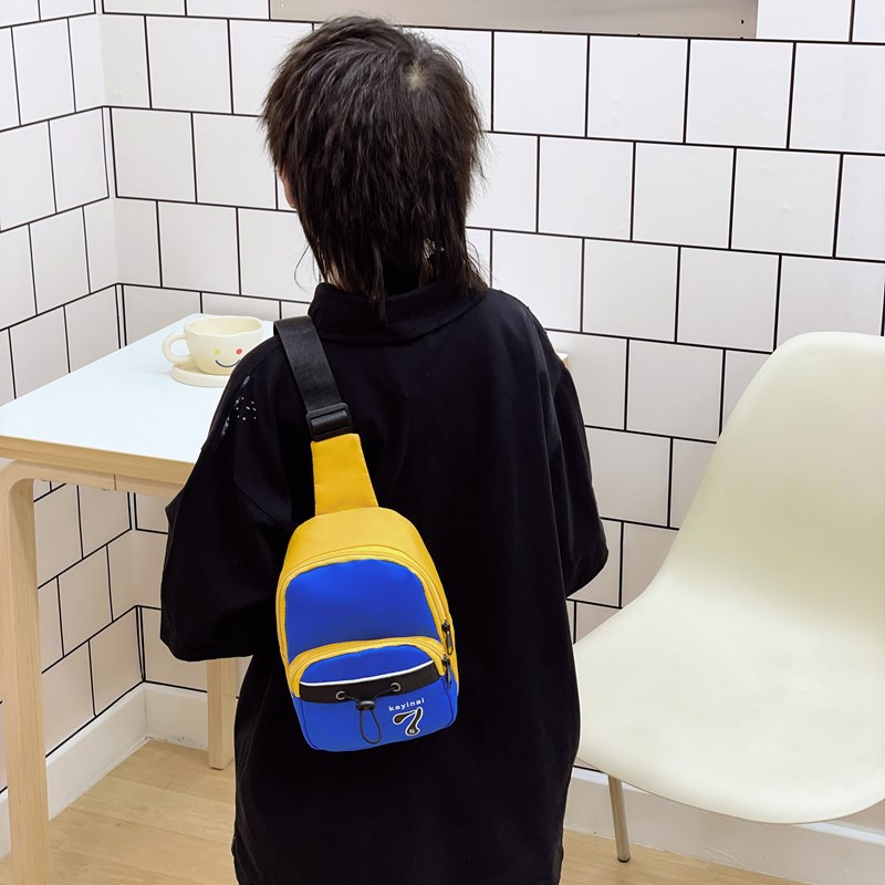 Versión coreana del popular bolso de pecho para niños y niñas, mini bolso de mensajero para niños de color de contraste de moda 2025 nueva tendencia de monedero para niños