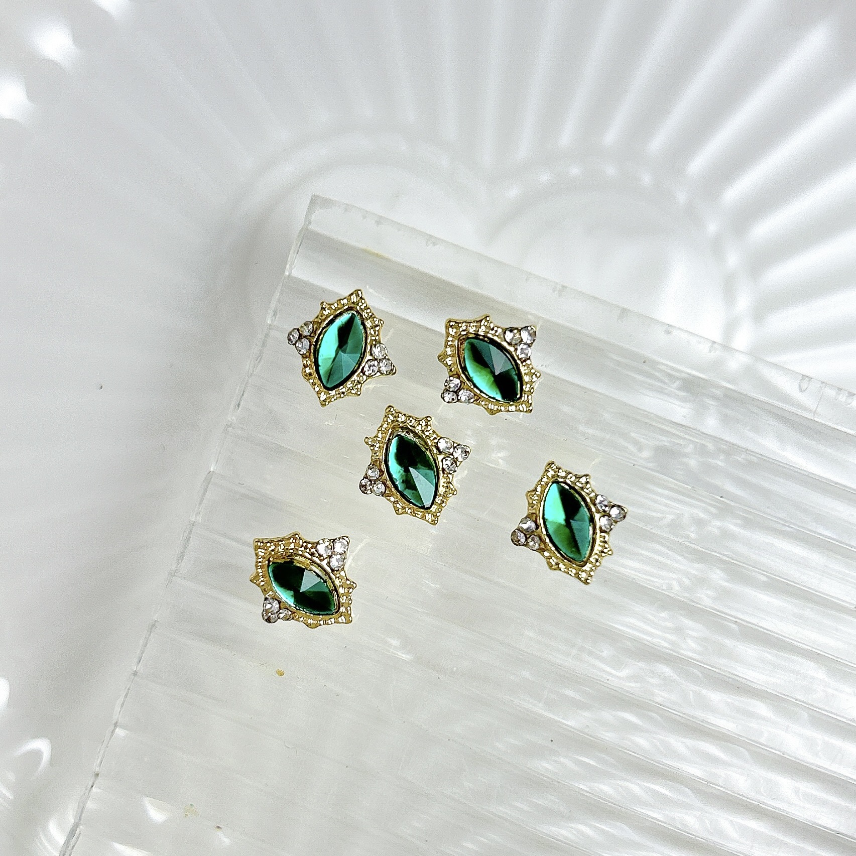 Nueva aleación china joyas de manicura taladro explosión grasa flash Fang amor gota de agua XiFeiYuan la misma armadura de la corte con taladro