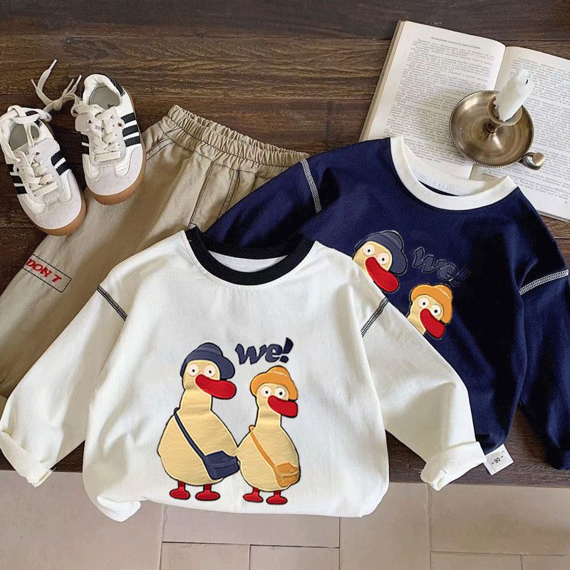 Pure cotton children's long-sleeved T-shirt, new spring and autumn style, cartoon duck print top for boys and girls, undershirt for toddlers.