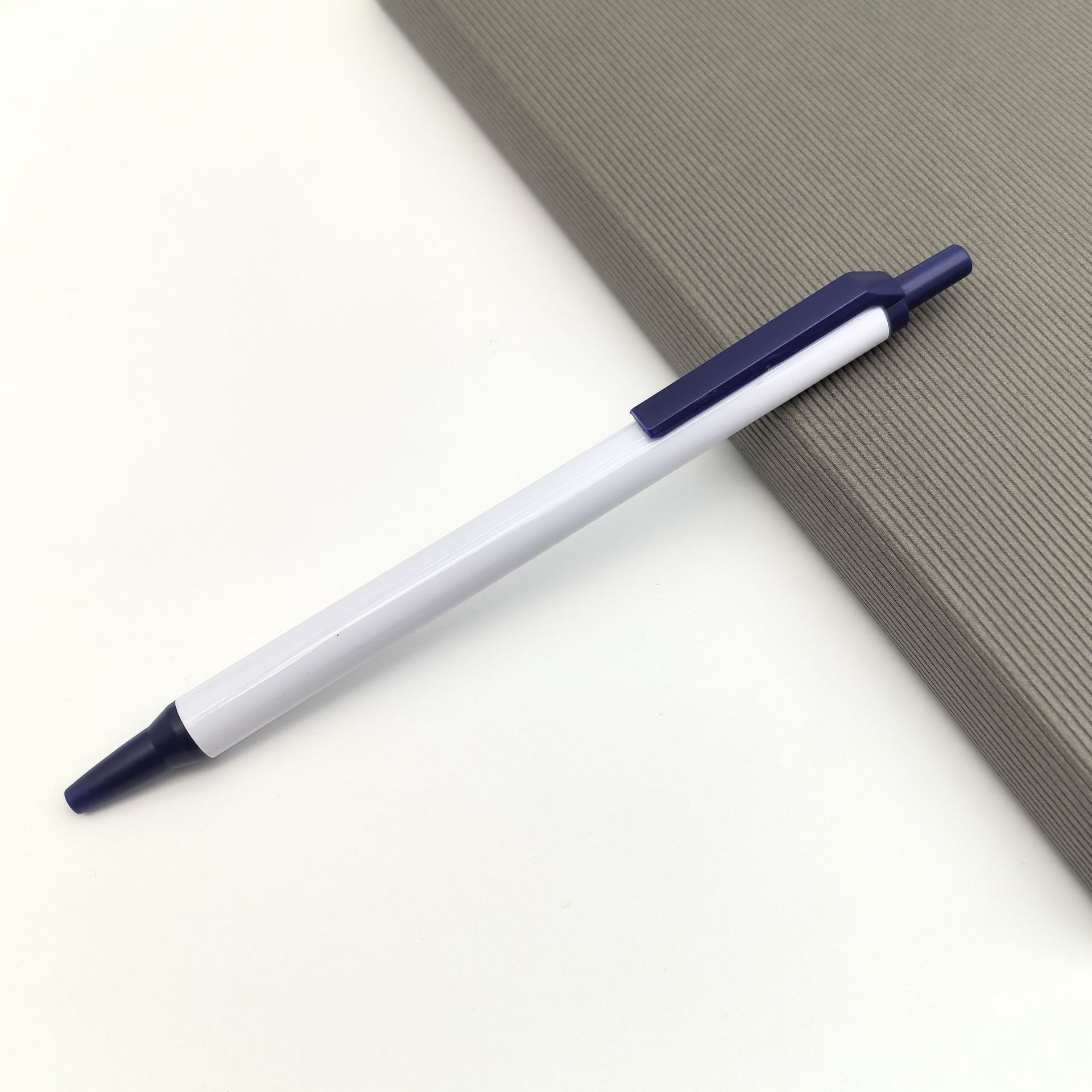 Bolígrafo de prensa de plástico clásico, bolígrafo publicitario simple, transferencia de calor, bolígrafo antiguo, bolígrafo blanco barato