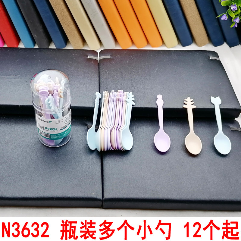 N3632 embotellada múltiples cucharas pequeñas creativo lindo plástico vajilla de comida para niños pastel cucharas pequeñas desechables