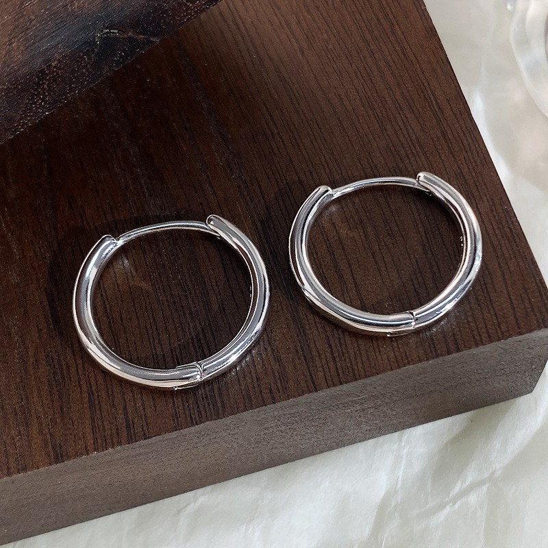 Nuevos desplazamientos de moda con pendientes de círculo grande, ligero y lujoso, temperamento femenino de alta gama, botones para los oídos, Orejeras de círculo vegetariano, agujas para los oídos