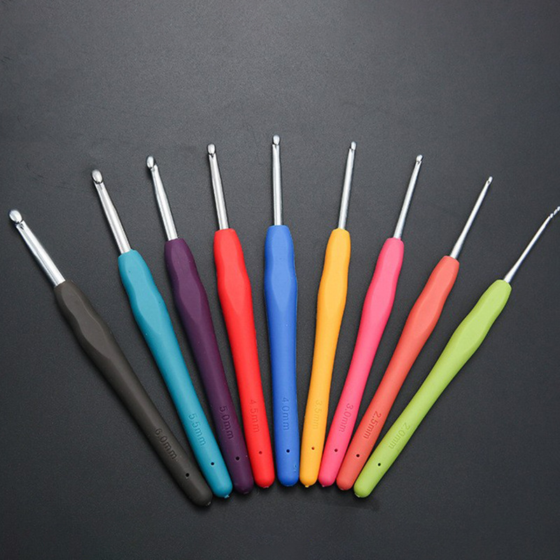 Venta caliente transfronteriza, ganchillo de mango suave de color, herramienta tejida a mano, ganchillo de aluminio de mango suave, fabricante de agujas de lana de silicona de alta calidad