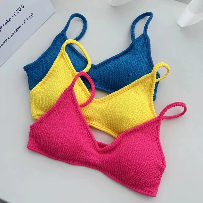 Треугольник чашки красоты на спине летом горячая девушка покрыта трусиком, нижнее белье без стального кольца