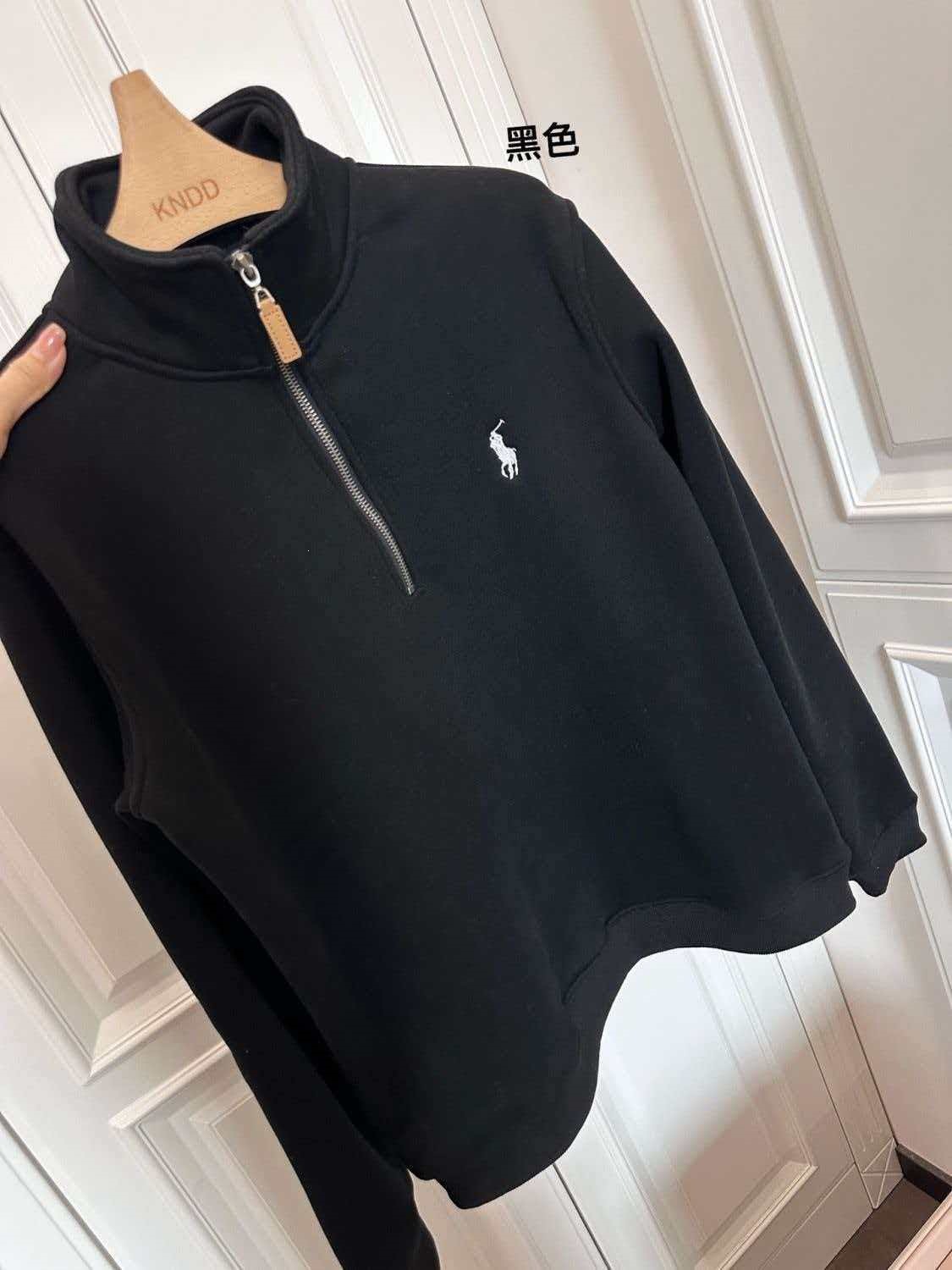 黑色衣服白色标