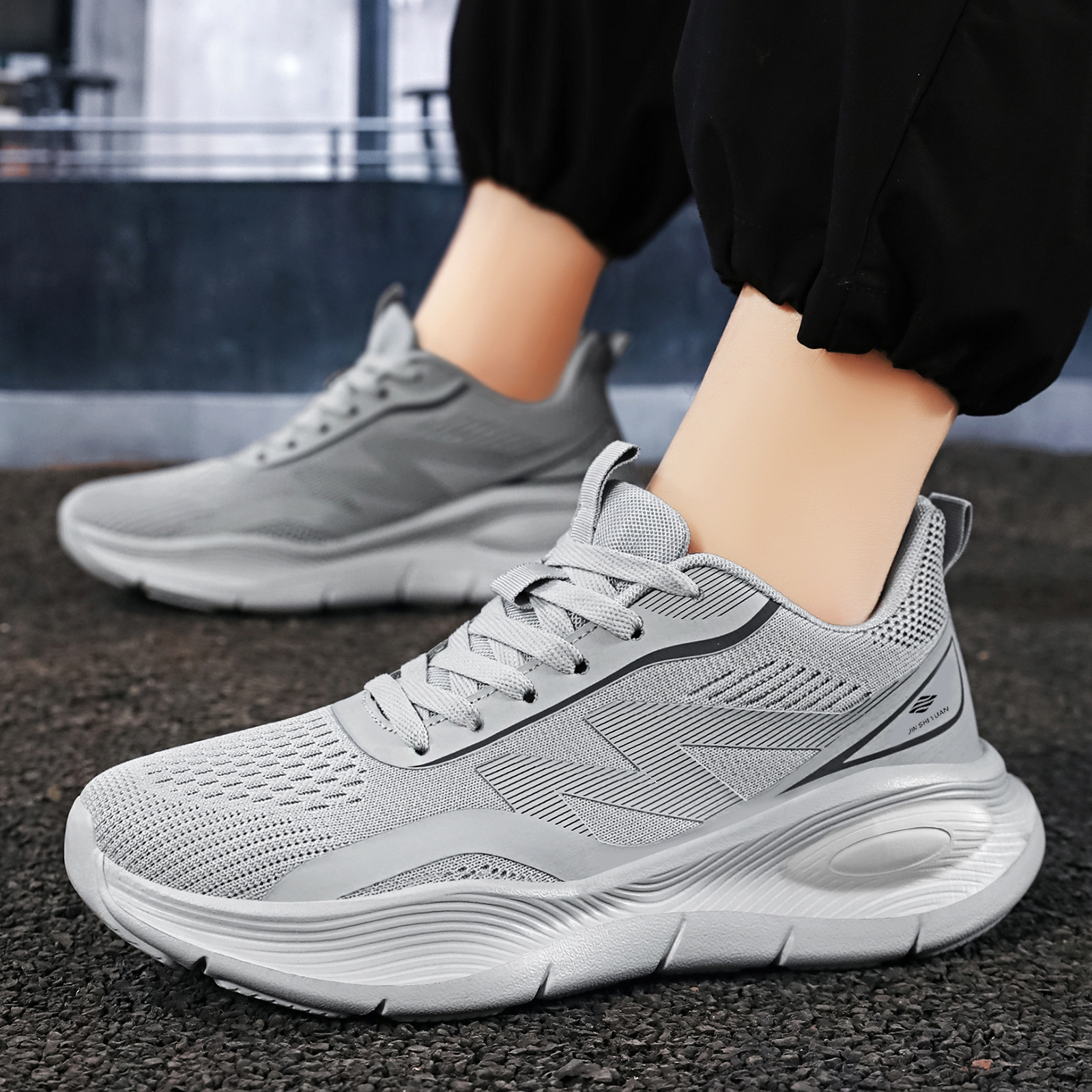 Zapatos de primavera para hombres zapatos deportivos ligeros para hombres zapatos casuales de color sólido en stock al por mayor zapatos de correr transpirables zapatos de red