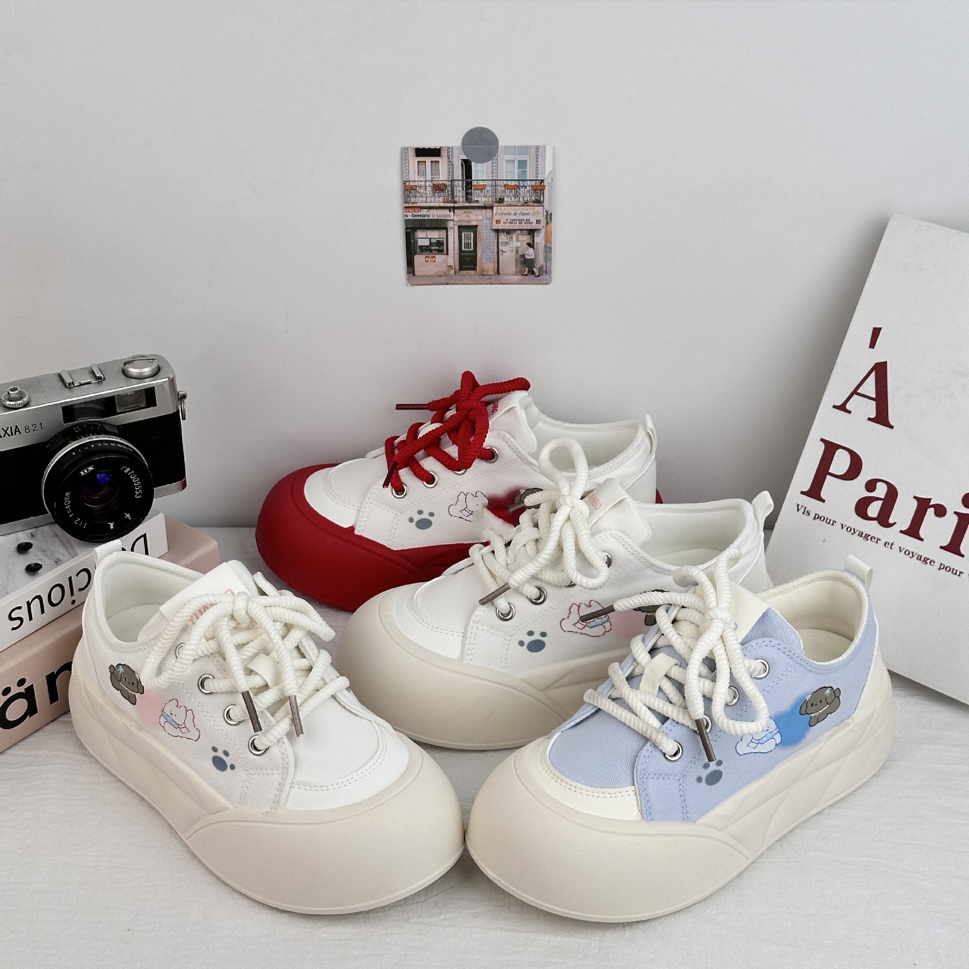 YuanWa lindos zapatos de skate suaves para mujeres 2025 verano nuevo estilo universal chic con suela gruesa pequeña zapatos de pan casuales blancos