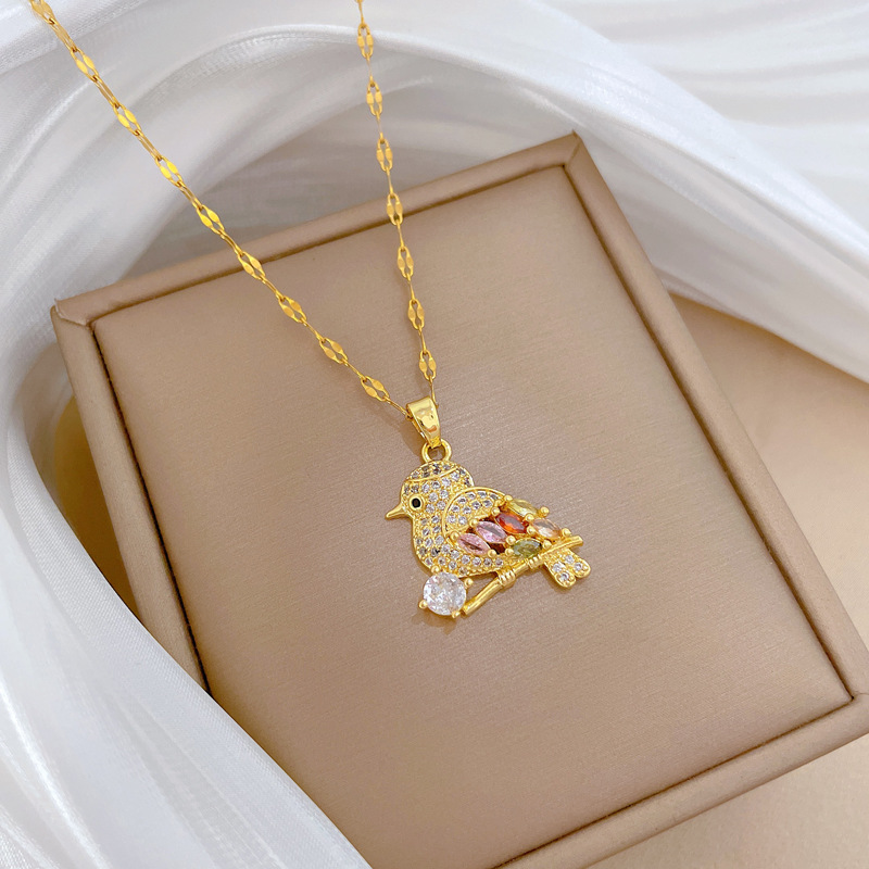 Collana con ciondolo a forma di uccello e zirconi oro_voghion.com