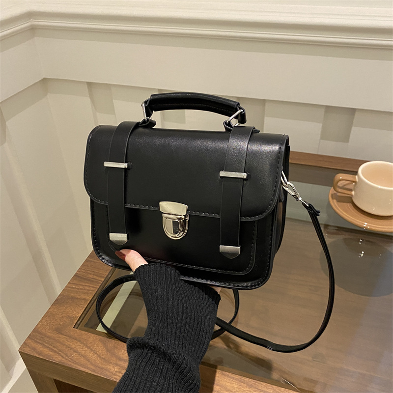 Versión coreana de la moda retro casual 2024 nuevo invierno nuevo estilo personalidad simple mensajero portátil de un solo hombro pequeño bolso cuadrado mujer