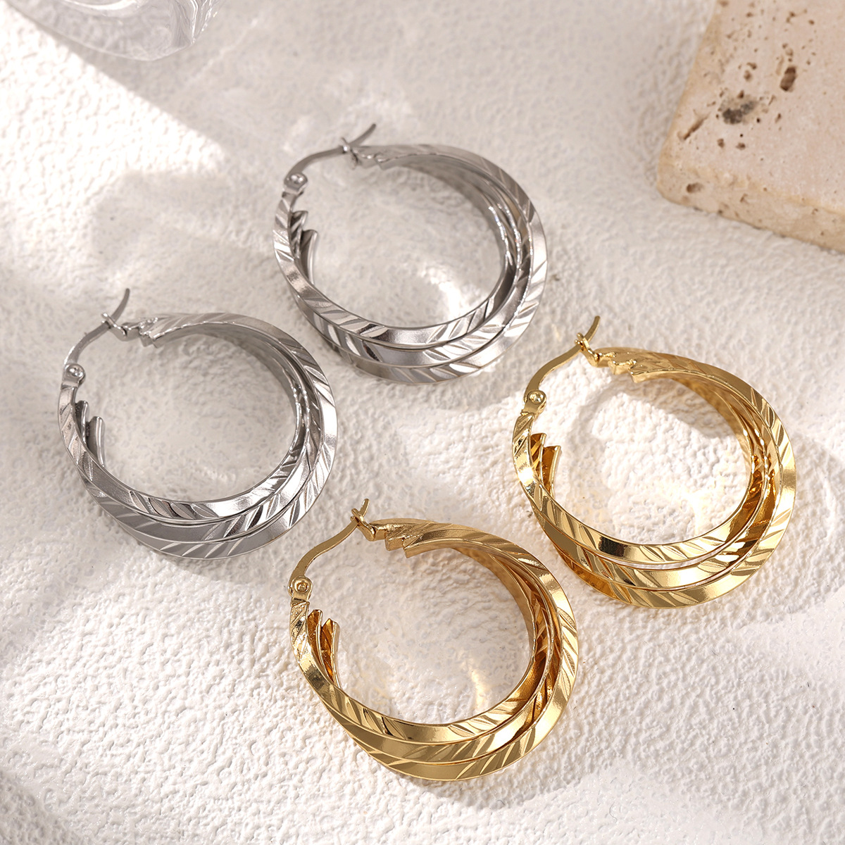 Terna Europa y los Estados Unidos nuevos pernos de acero inoxidable de acero titanio ligero de lujo 18K pernos de orejas explosivos transfronterizos joyas mujeres al por mayor image 4