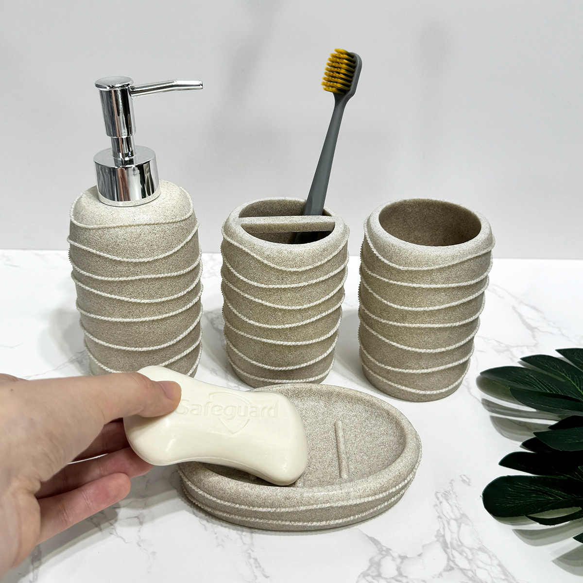 Baño nórdico conjunto de lavado doméstico de resina de piedra arenisca cuatro piezas conjunto de piedra arenisca imitación de hotel decoración de baño taza