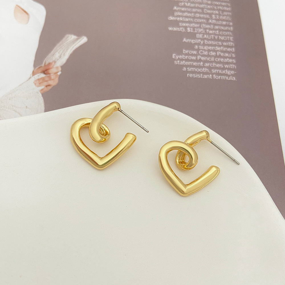 Fashion Simple Twisted Heart-shaped Geometric Alloy Earring Ear Studs display picture 5