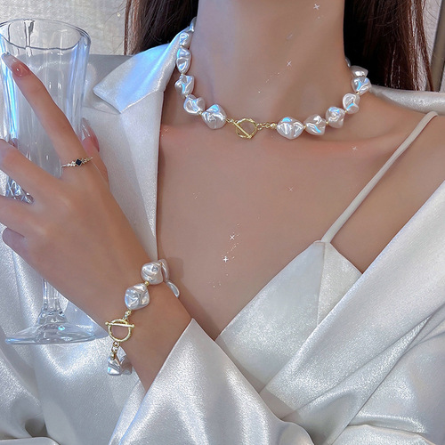 Baroque Alien Imitation Pearl Necklace for Women, Sensual Elegance, French Minimalist Retro OT Clasp Imitation Pearl Lockchain