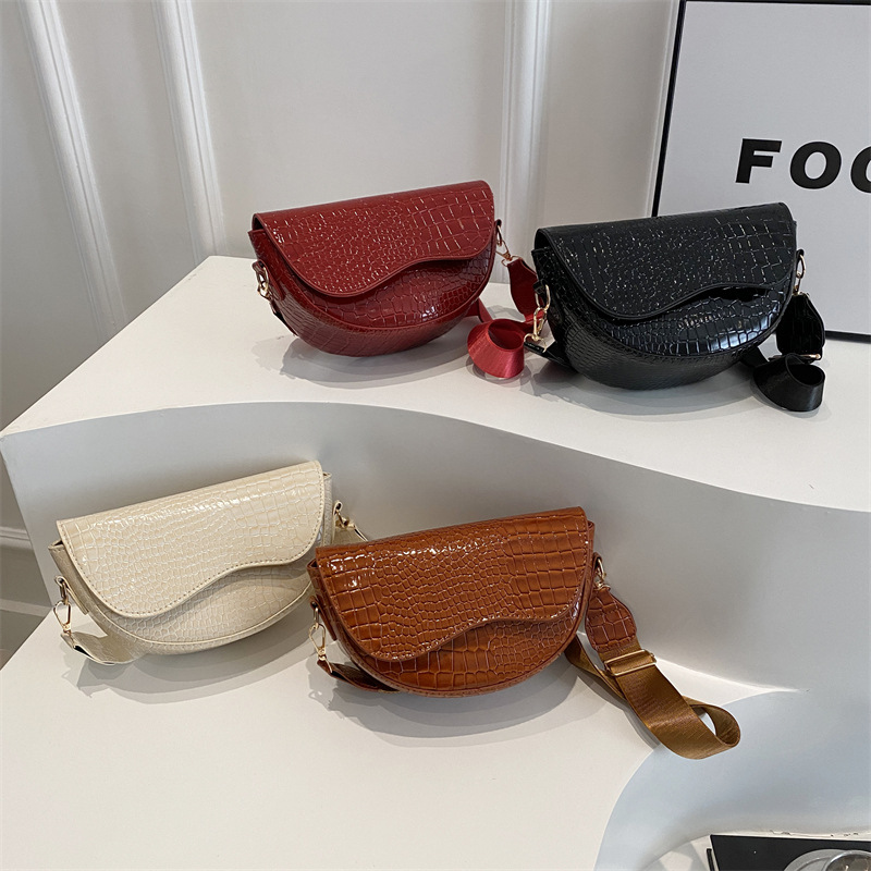 2025半圆形包包女春夏季新款彩色宽肩带洋气马鞍包休闲单肩斜挎包