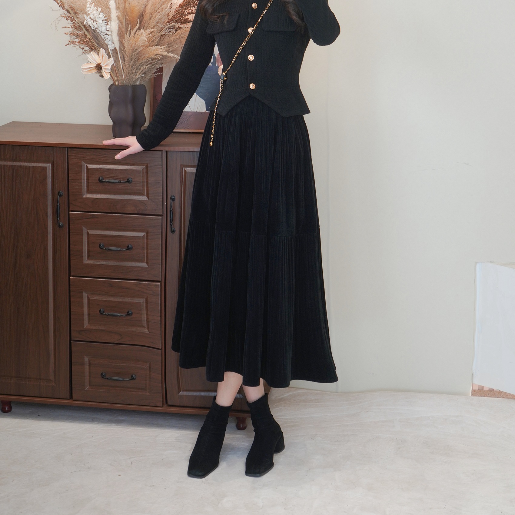 (겨울신상) 2024 신상 하이웨이스트 슬림핏 미드기스 스커트 벨벳 슬리밍 플리츠 스커트 보온성 큰 밑단 스커트