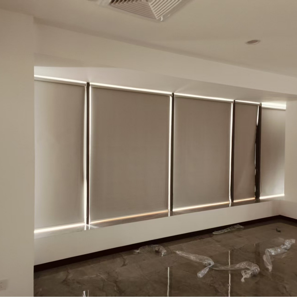 Intelligent Networked Electric Roller Blinds for Office Conference Rooms to Block Light and Heat