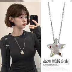 「幸運星」ドーパミン星のネックレスは冷たい風五角星の長いガーディアンチェーンのペンダントに合わせて飾られている