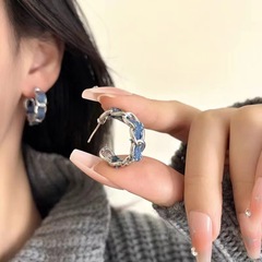 ファッショナブルでハイエンドのパーソナライズされたレトロなC型ファッションイヤリング、女性用イヤリング、甘くてクールなデニムデザインのレトロイヤリングバッチ