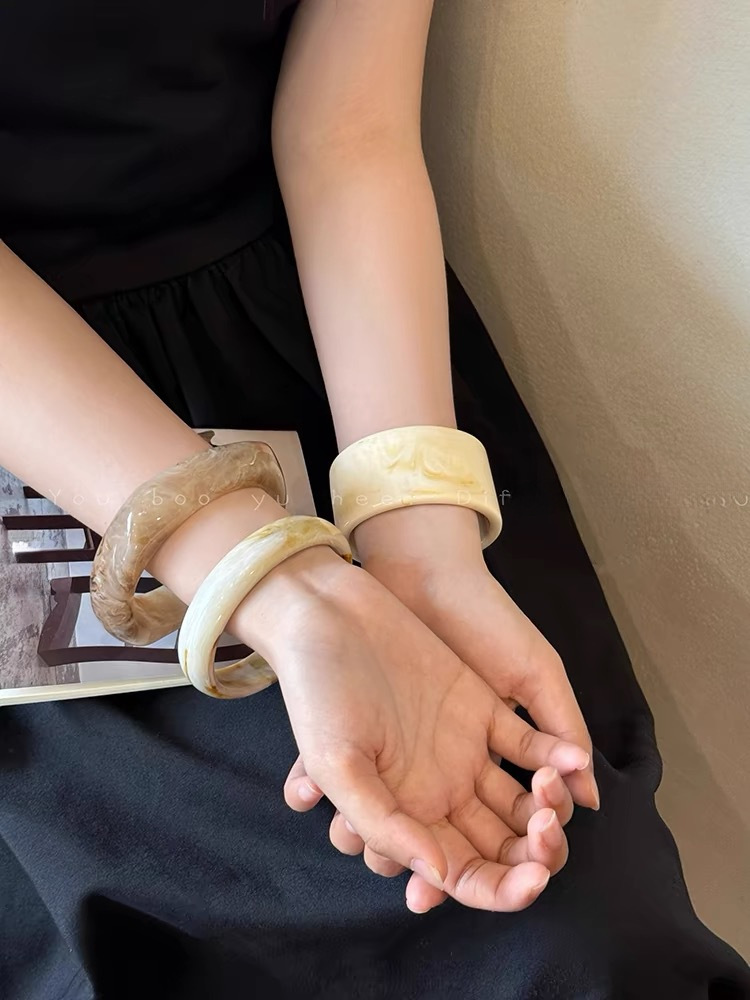 23g Weight Acrylic Pendant Material Bangle Classification Arylic Chain Material 1 Piece Quantity Banquet, Party, Street Occasion Acrylic Material Solid Color Pattern Women's Gender Retro, Streetwear Style Retro Streetwear Solid Color Acrylic Bangles Wholesale 2