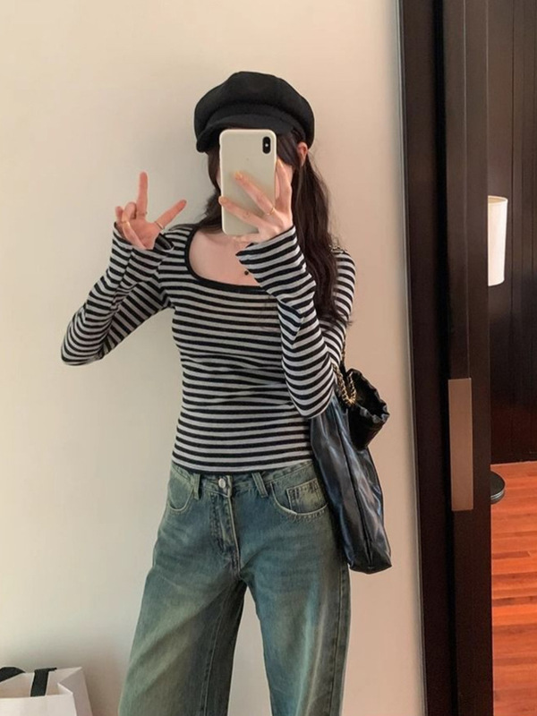 レトロな色の方襟のストライプの長袖のtシャツの女性の秋冬のデザイン感の修身の中で底のシャツの正肩の上着を掛けます。|undefined