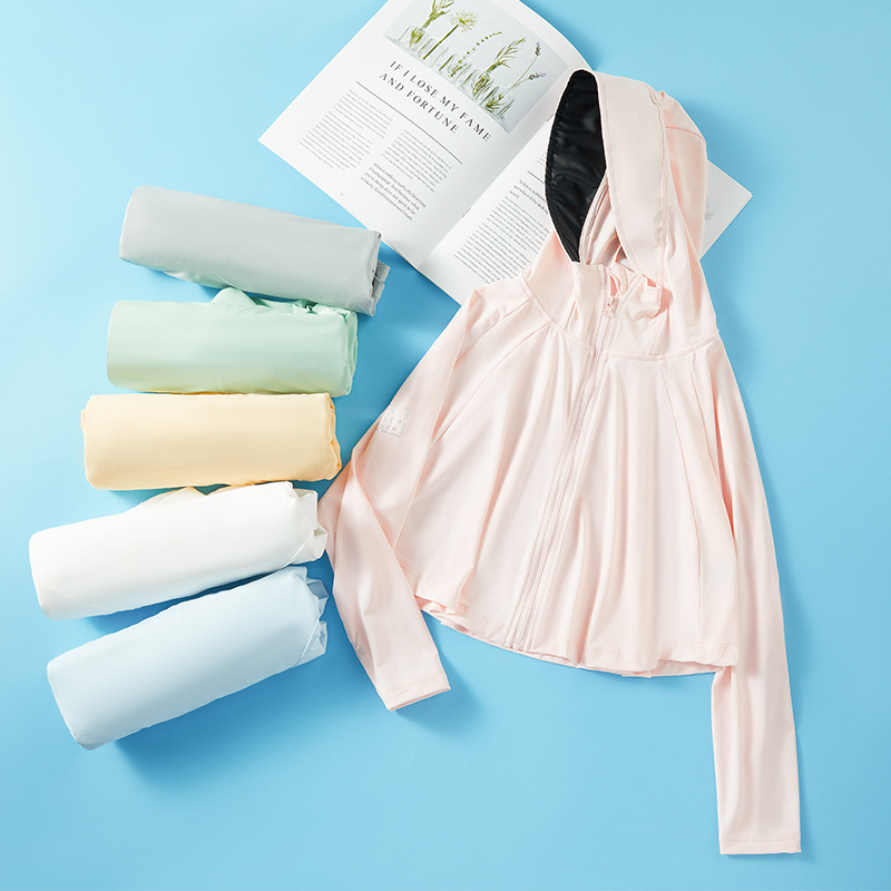 A children's UV protection sun shirt with black rubber brim for boys and girls, made of original fabric, suitable for outdoor activities.