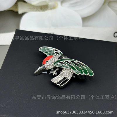 New Chanel-Style High-End Elegant Green Enamel Hummingbird Letter Double C Brooch Chinese Style Coat Accessory Chest Ornament (Yaxa sancaqları) - brooch