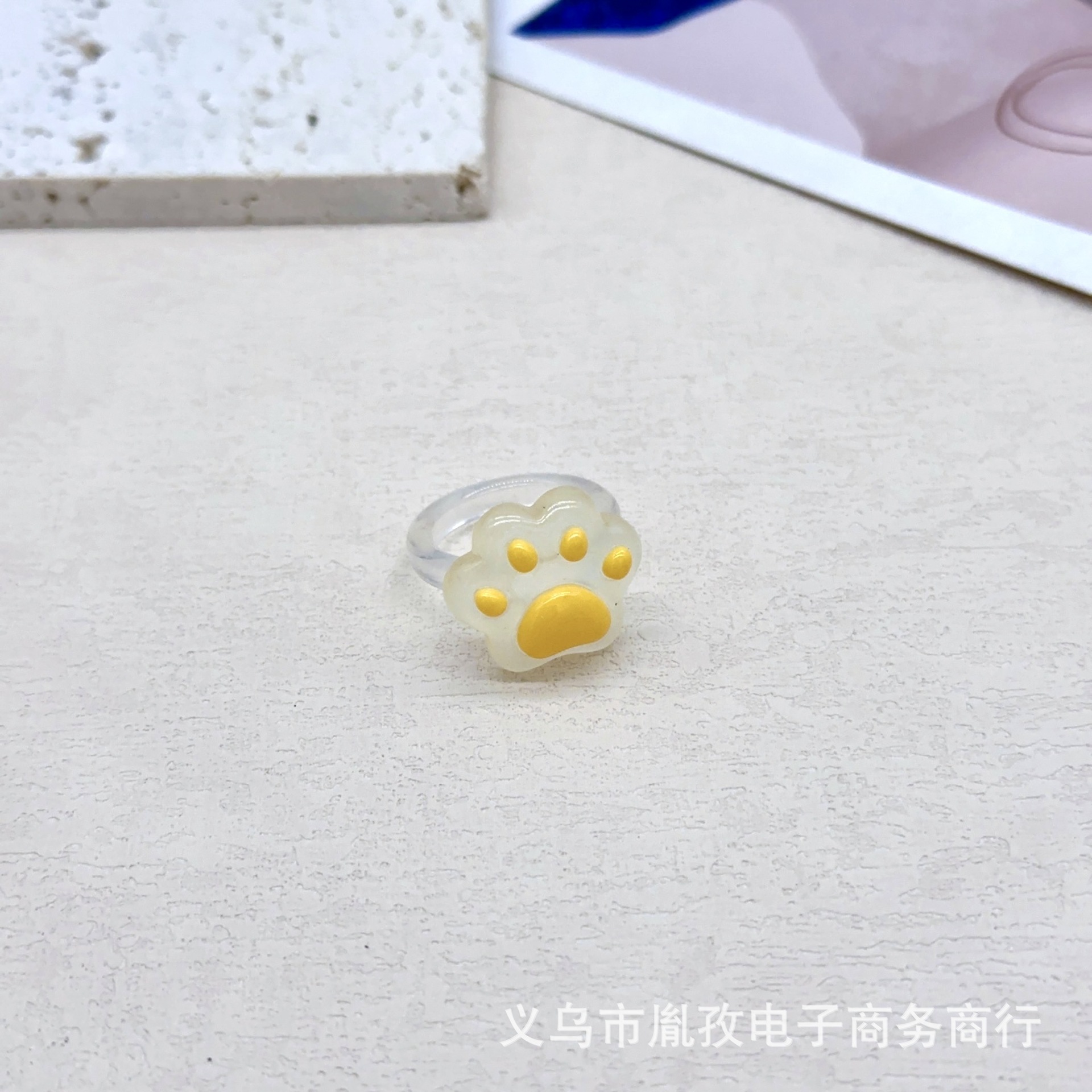 Nuevo transparente luminoso gato de dibujos animados Palma garra de gato Oso De Palma anillo de resina linda chica Linda joyería de joyería Linda
