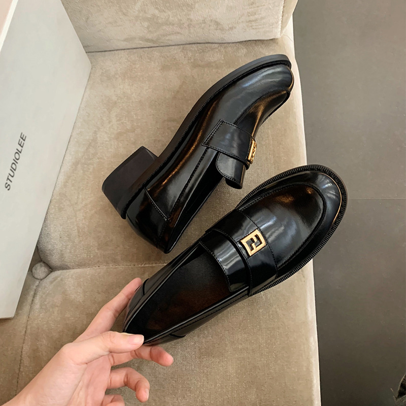 Grape Mom primavera nuevo estilo dorado pequeño botón cuadrado estilo británico cabeza redonda salvaje tacón grueso Lefu zapatos de cuero pequeño mujer